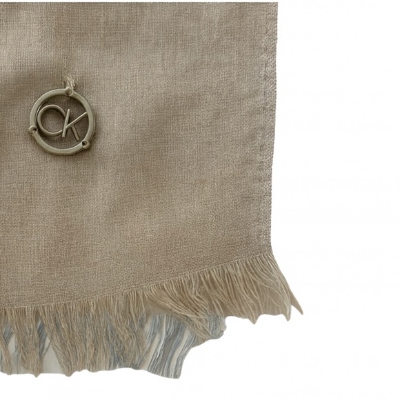 Calvin Klein NEW With Tags Women’s Gray and silver striped scarf fringed edges - Picture 3 of 3